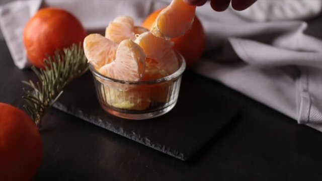 mano tomando mandarina de la meza