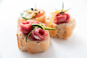 Crostini con prosciutto e verdure 