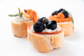 Deliziosi crostini con vari condimenti, finger food