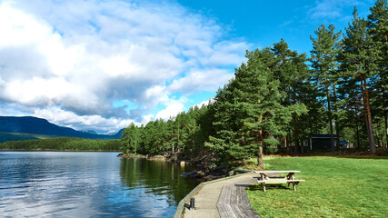 Wundersch&ouml;ner Park am See mit Sitzbank f&uuml;r ein Ausflug Wanderung