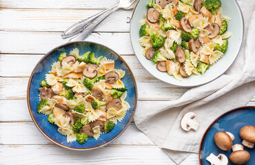 Mushroom pasta salad with steamed broccoli and baked chicken meat slices