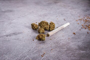 joint ready to be smoked and dried weed, how to make a joint, kit to roll a joint, dried hemp, weed to smoke