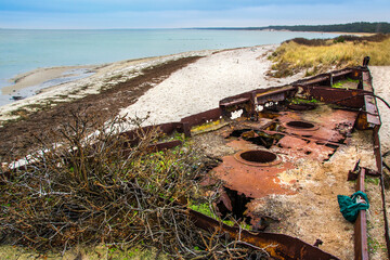 Fototapeta na wymiar old ship wreck on the beach by the sea