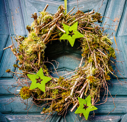 Naklejka premium old wreath at a door