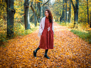 girl in autumn park