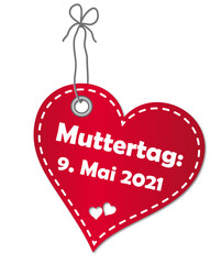 Fototapeta na wymiar Anhänger in roter Herzform mit Datum zum Muttertag am 9. Mai 2021