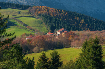 Escena del santuario de Urkiola rodeado de color en Otoño