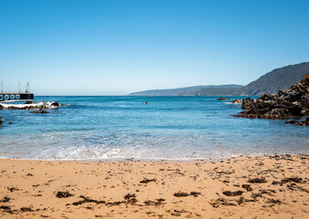 Vista general de Caleta Quintay con montñas y el océano pacífico en el fondo 