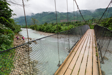 puente colgante sobre el rio Satan, Tesoro Chiquito, La Taña, Franja Transversal del Norte ,...