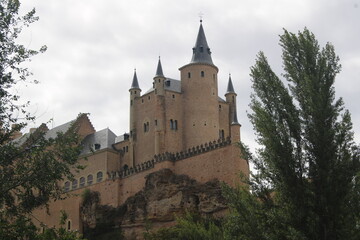 Fototapeta na wymiar Alcázar de Segovia desde el prado abajo