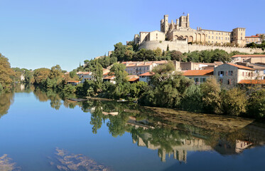 Fototapeta na wymiar La cathédrale Saint-Nazaire de Béziers se reflétant dans la rivière Orb.