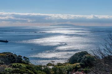 Obraz premium 高台からの海の景色 輝く海面