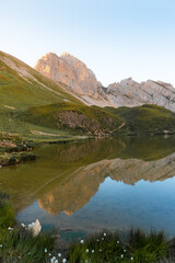 Fototapeta na wymiar Le Lac de Peyre avec les montagnes se reflétant dans l'eau au coucher du soleil, dans les Alpes, en France