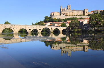 Fototapeta premium Le pont vieux à Béziers franchissant l' Orb et surplombé par la cathédrale Saint-Nazaire.