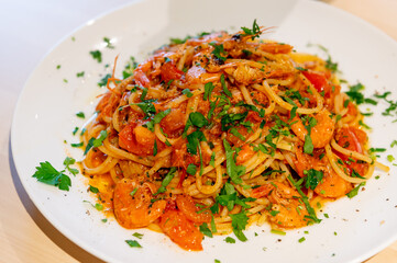 トマトソースのパスタと赤ワイン　レストラン