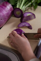 包丁で野菜をカットするシーン