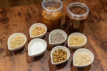 雑穀、穀物とガラスの保存瓶に詰められた味噌　