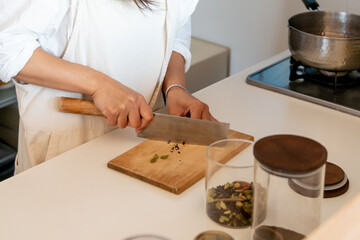 包丁で食材を刻むシーン　まな板