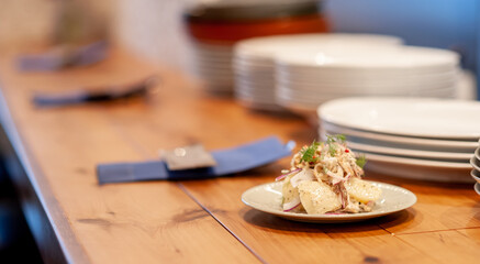 飲食店のカウンターと小皿料理