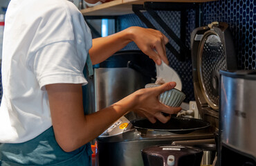 しゃもじでご飯を盛り付けるシーン