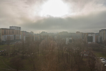 Panorama Wrocławia w pochmurny, ponury dzień.