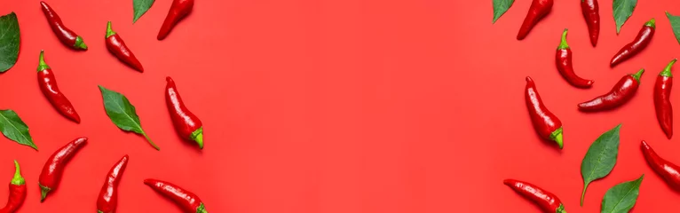 Fotobehang Frame gemaakt van hete rode en groene verse chilipepers op rode achtergrond plat lag bovenaanzicht. Kruiden voor gerecht, pittige kruiden om te koken, cayennepeper, eten. Creatieve lay-out, chilipatroon. banner © olgaarkhipenko