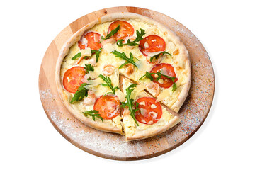 Whole seafood Pizza with cocktail prawns, tomato slices, cream sauce  served with fresh arugula Leaves on wooden plate served with culinary flour and spices, isolated on white background
