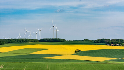 Des éoliennes dans ce paysage riche en couleurs