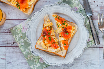 Scrambled egg on toast