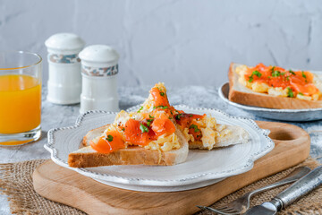 Scrambled egg on toast