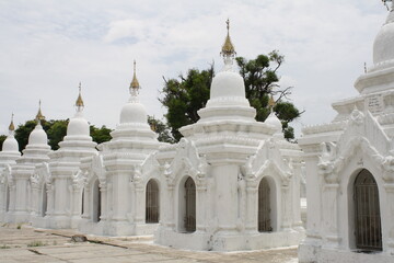 Fototapeta na wymiar white pagoda
