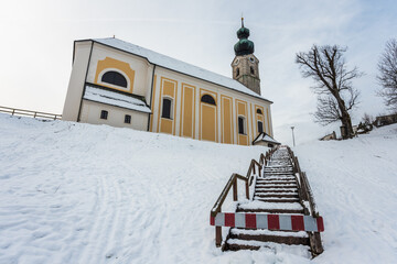 Kirche am Berg  mit Weg im Schnee  in ruhpolding