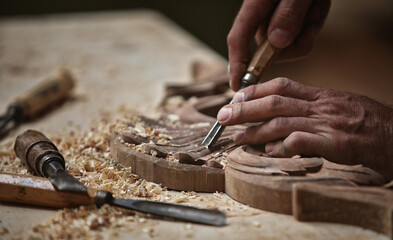 Fototapeta na wymiar carpenter working the wood, looking for inspiracion