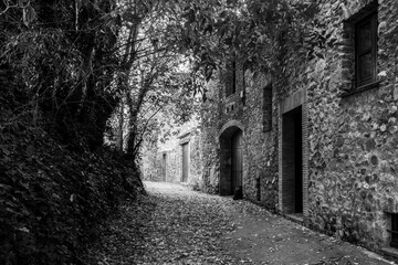 Rincones y localizaciones del pequeño pueblo de Monells, en la provincia de Girona, en el noreste de Catalunya