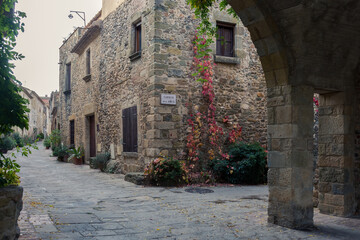 Rincones y localizaciones del pequeño pueblo de Monells, en la provincia de Girona, en el noreste...