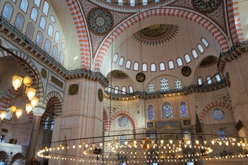 Fototapeta na wymiar Beautiful interior of Süleymaniye (Suleymaniye) Mosque in Istanbul, Turkey