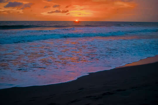 paisajes de playa con atardecer y sol ocult&aacute;ndose 