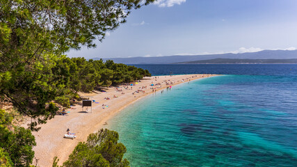 Zlatni Rat (Golden Cape ou Golden Horn) célèbre plage turquoise de la ville de Bol sur l& 39 île de Brac, Dalmatie, Croatie. Plage de sable de Zlatni Rat à Bol sur l& 39 île de Brac en Croatie en été.