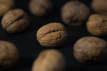 Walnuss auf Schieferplatte