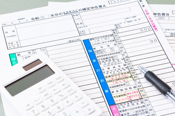 確定申告イメージ（確定申告書と電卓とボールペン）