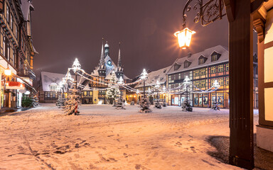 Winter und viel Schnee. Der hell erleuchtete Weihnachtsmarkt Wernigerode