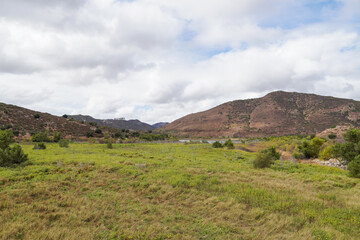 Fototapeta premium Inland Lake Hodges and Bernardo Mountain, great hiking trail and water activity in East San Diego County, California, USA 