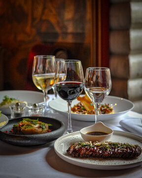tabl&eacute;e entre amis avec du vin et des bons plats