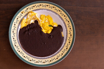 scrambled eggs and beans breakfast guatemala food