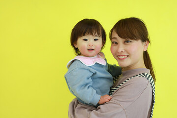 女の子と保育士イメージ