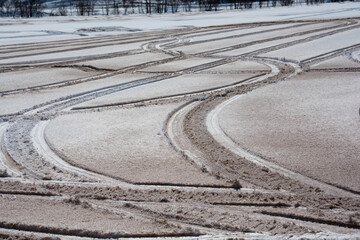 融雪剤がまかれた雪の畑
