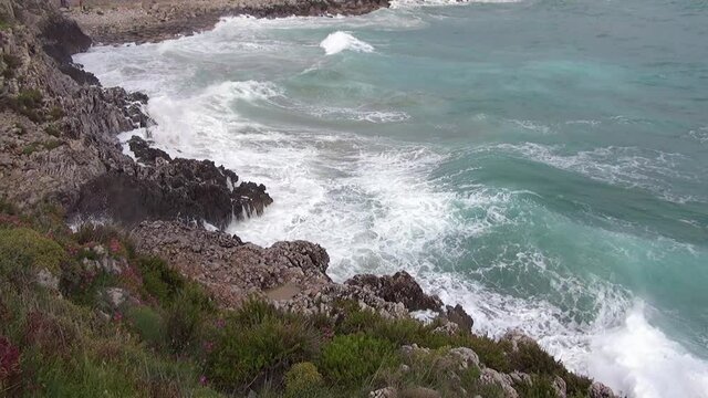 Bad weather with a south-west wind that agitates the sea along the coast.