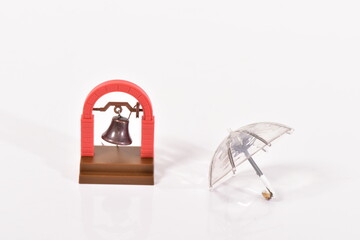 玩具の傘と鐘