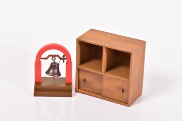 玩具の鐘と戸棚
