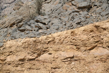 Am Grand Canyon Dschabel Schams im Oman sind die eroierten Diskordanz und Kalkmergel im bioklastischen Kalkstein mit Muschelschalen zu sehen.